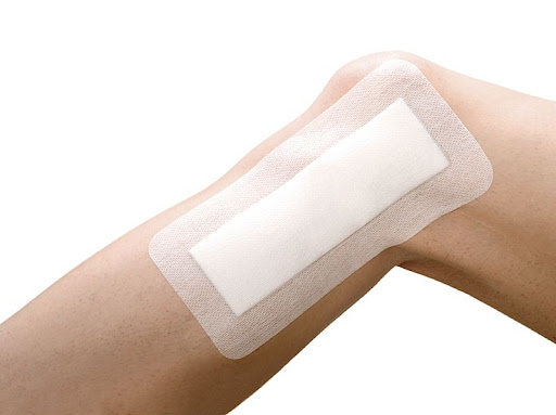 PENSO ADESIVO COM COMPRESSA LEUKOMED (cópia)